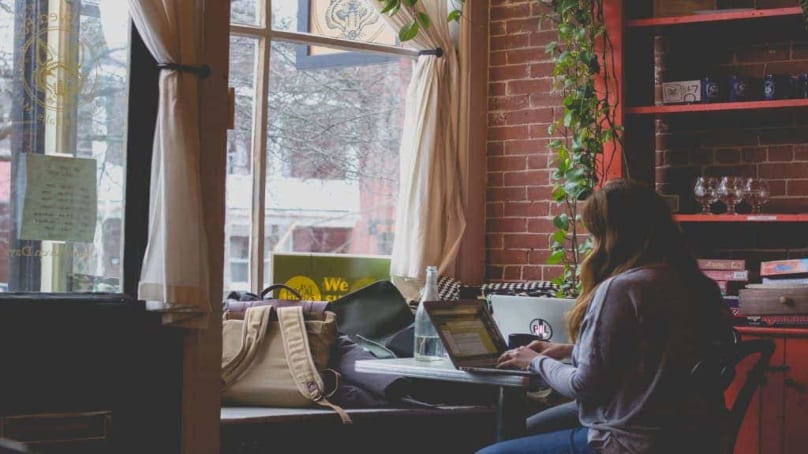 ¿Trabajar a distancia es la clave para la felicidad diaria?