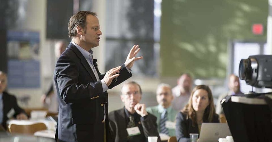 ¿Debe un freelancer hablar bien en público?