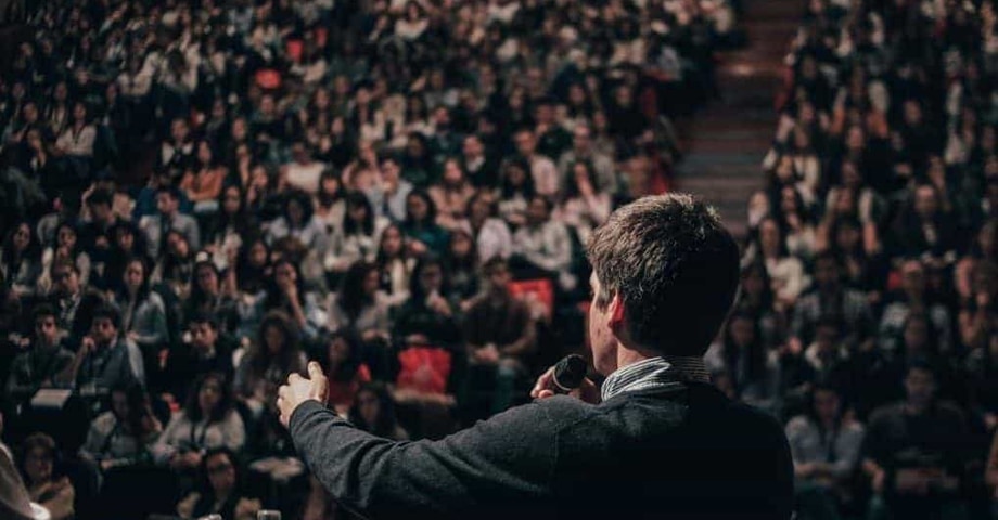 ¿Miedo a hablar en público? Aquí cómo superarlo