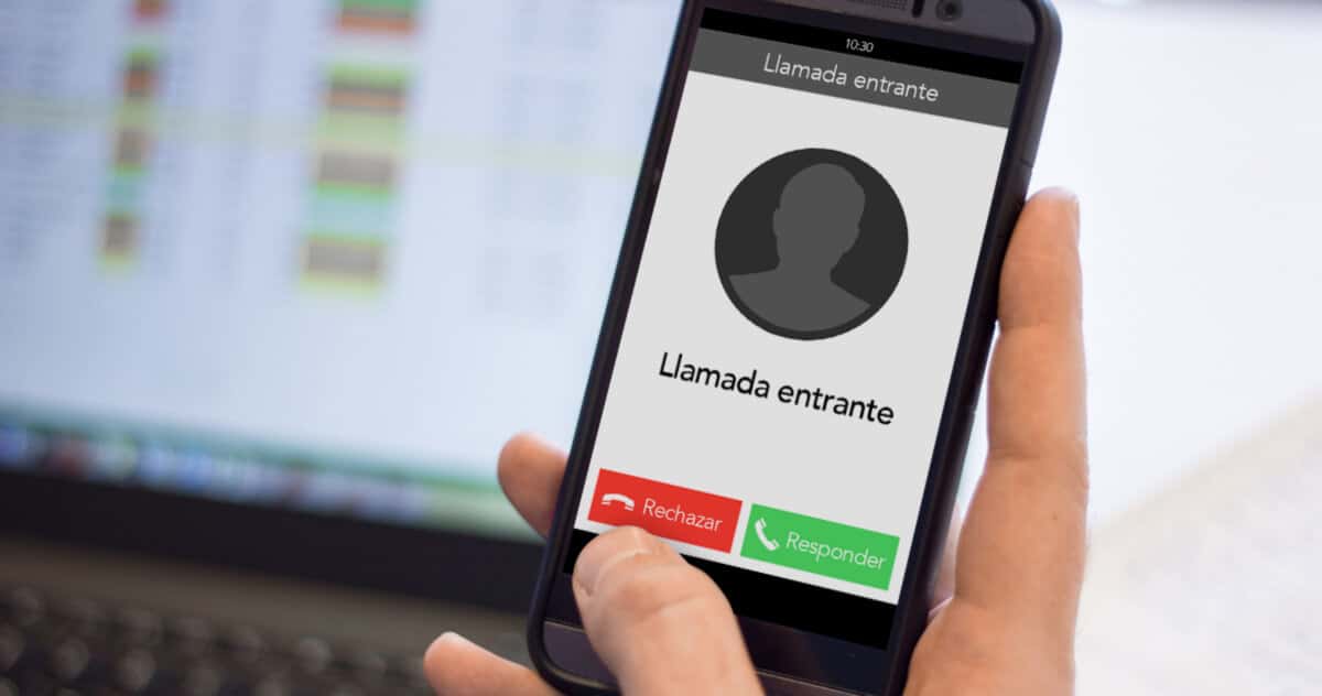 ¡TRABAJE DE UNA MANERA MÁS PRODUCTIVA CON UN SIMPLE DESVÍO DE LLAMADA!